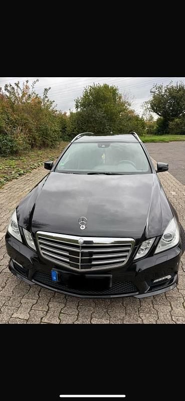 Schwarz Gebraucht 2010 Mercedes E350 AMG line Kombi | 12.399 € (Fairer Preis) - Bild 1/4