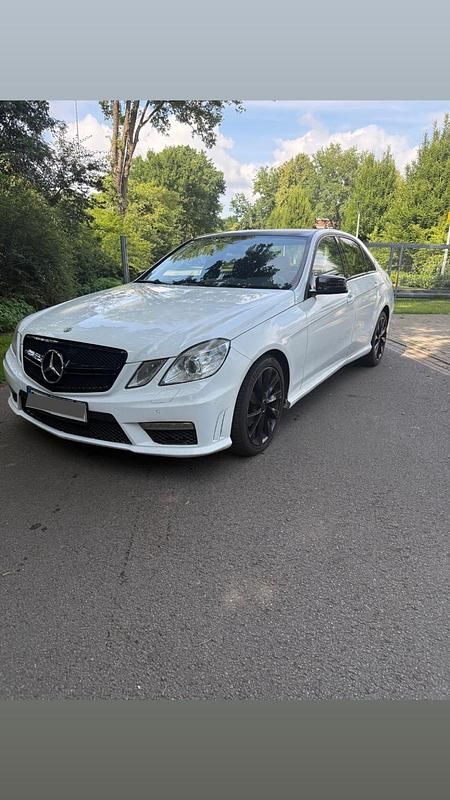 Weiß Gebraucht 2009 Mercedes E220 Limousine | 7.000 € (Guter Preis) - Bild 1/4