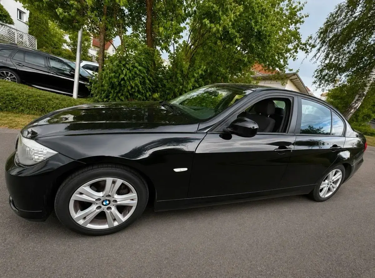 Gebraucht BMW 318 143 PS (105 kW) 2011 Schwarz Limousine