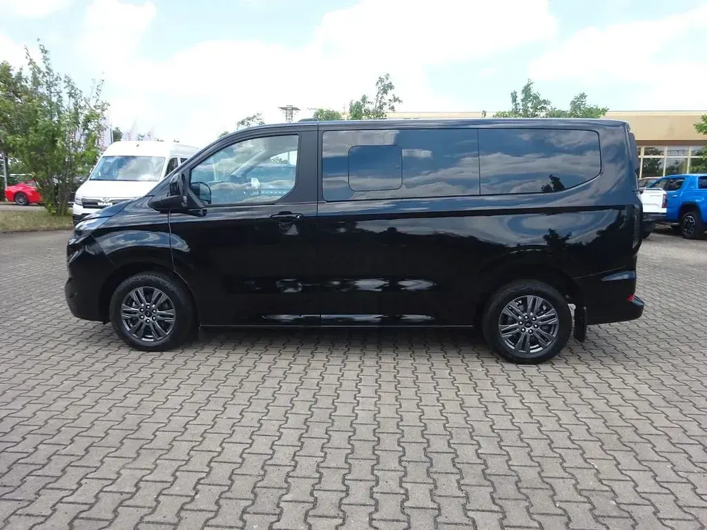 Gebraucht Ford Tourneo Titanium 170 PS (125 kW) 2025 Schwarz Van / Kleinbus