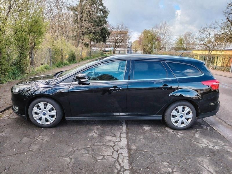Gebraucht Ford Focus Titanium 125 PS (91 kW) 2017 Schwarz Kombi