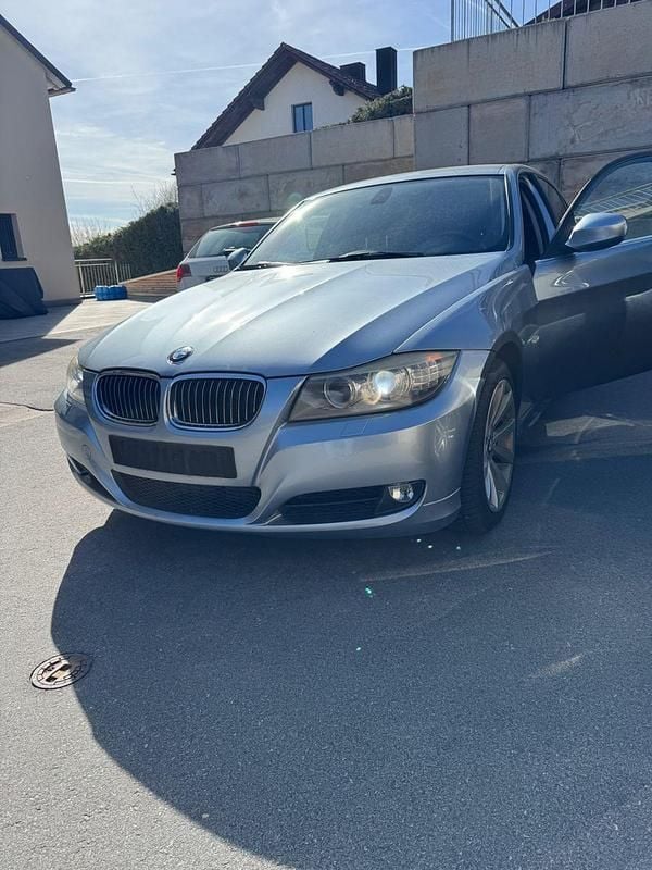 Gebraucht BMW 325 204 PS (150 kW) 2010 Blau Limousine