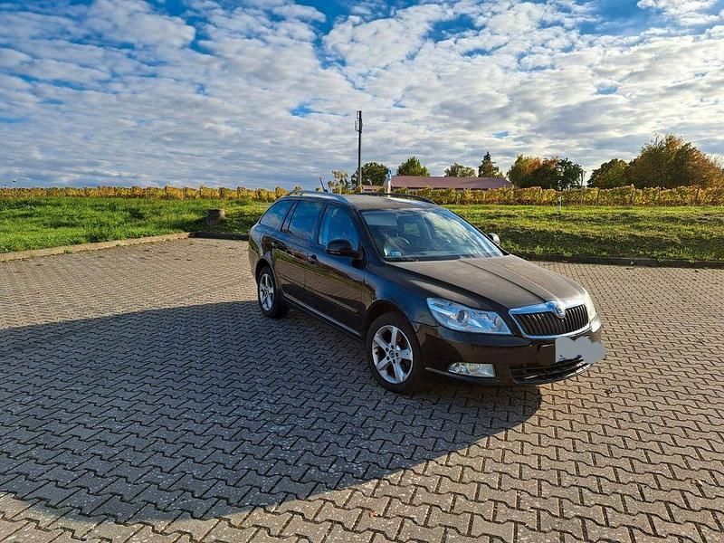 Schwarz Gebraucht 2012 Skoda Octavia Ambition Kombi | 3.500 € (Teuer) - Bild 1/4