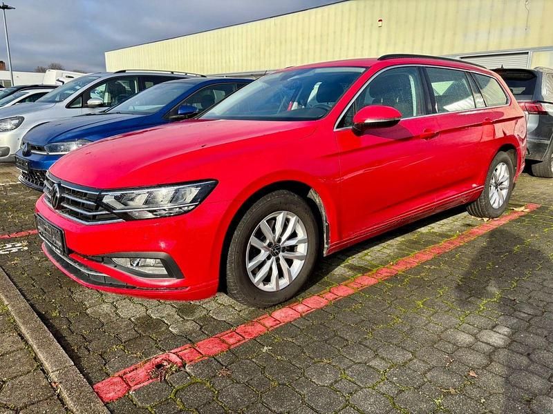 Rot Gebraucht 2021 VW Passat Business Kombi | 17.900 € (Superpreis) - Bild 1/4