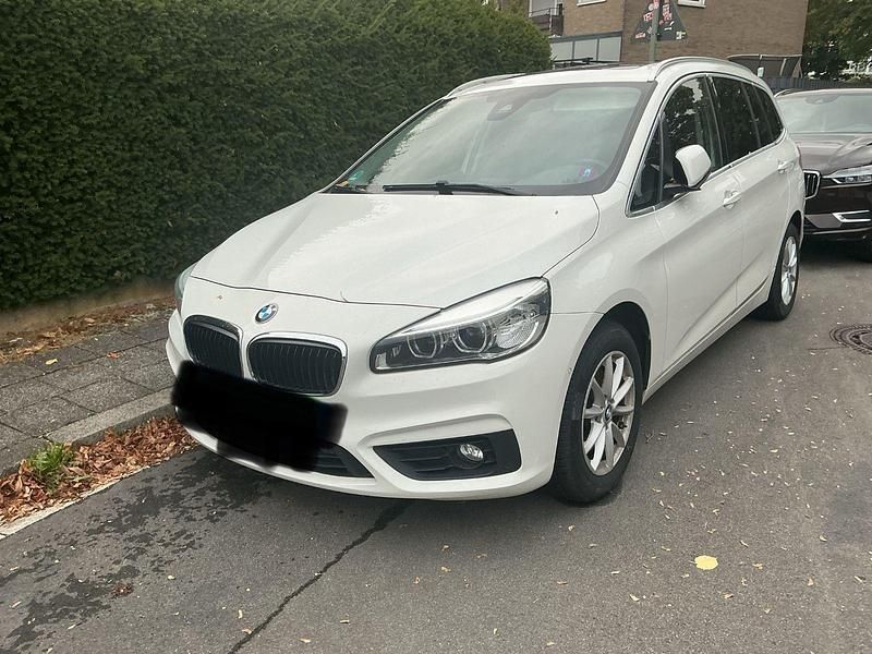 Weiß Gebraucht 2016 BMW 218 Gran Tourer Van / Kleinbus | 10.300 € (Fairer Preis) - Bild 1/4