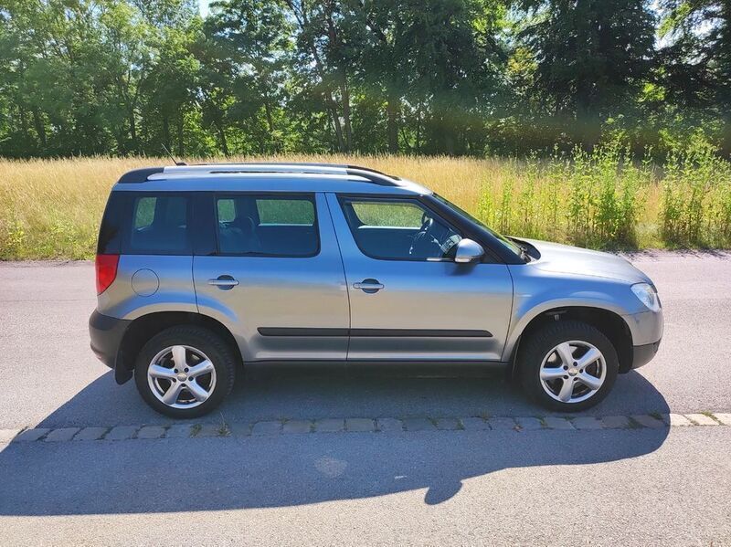 Silber Gebraucht 2012 Skoda Yeti SUV | 6.700 € (Etwas zu teuer) - Bild 1/4