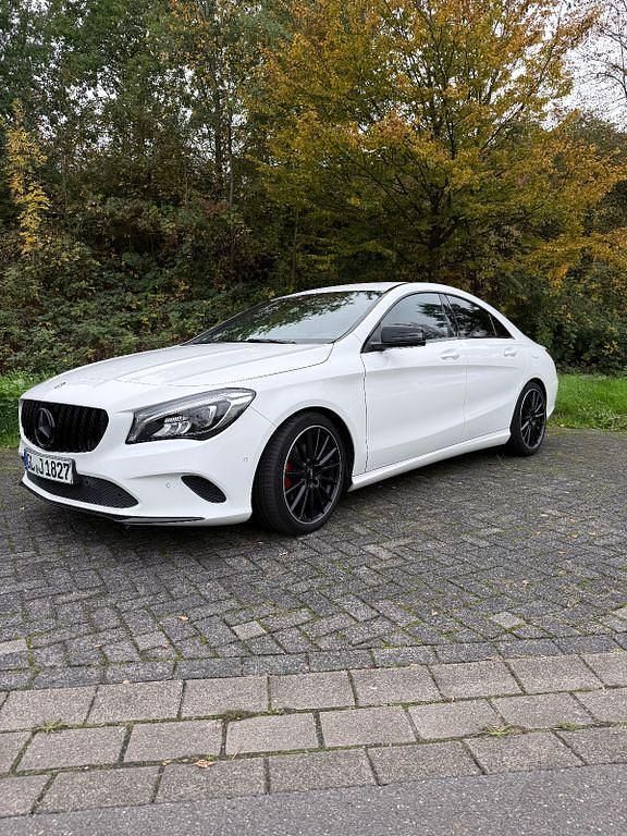 Weiß Gebraucht 2018 Mercedes CLA180 Urban Limousine | 19.000 € (Fairer Preis) - Bild 1/4