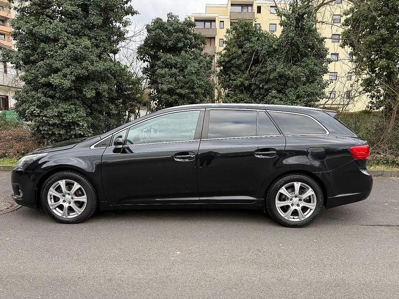 Gebraucht Toyota Avensis 124 PS (91 kW) 2012 Schwarz Kombi
