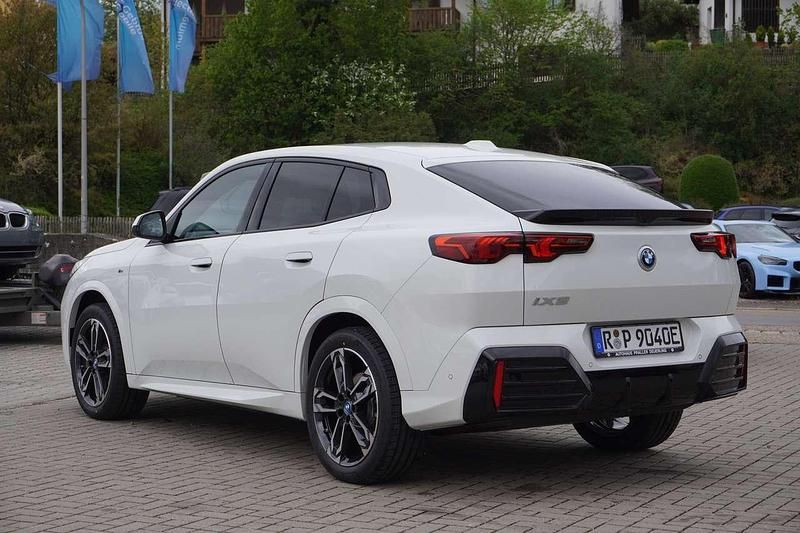 Gebraucht BMW iX2 M Sport 225 kW (306 PS) 2025 Alpinweiß uni SUV