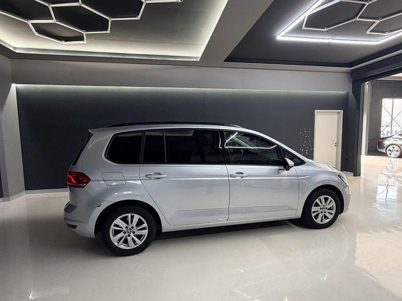 Gebraucht VW Touran 150 PS (110 kW) 2023 Silber Van / Kleinbus
