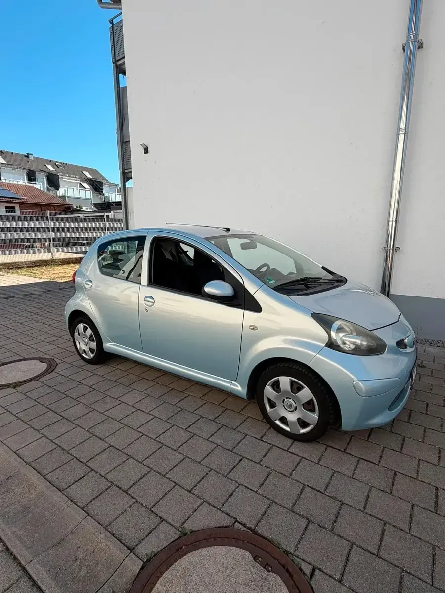 Gebraucht Toyota Aygo 68 PS (50 kW) 2005 Silber Kleinwagen