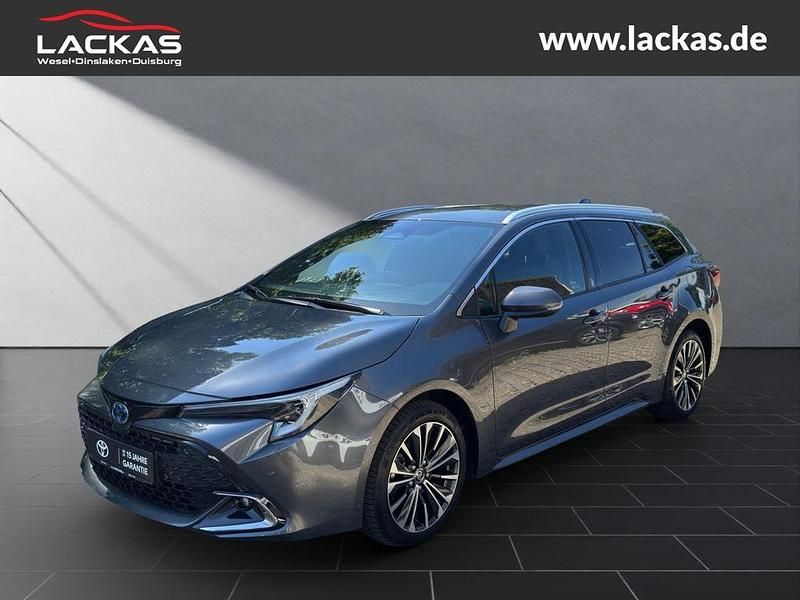 Grau Gebraucht 2023 Toyota Corolla Team Kombi | 27.490 € (Fairer Preis) - Bild 1/4