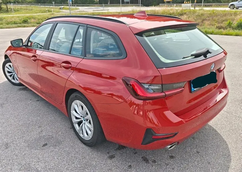 Gebraucht BMW 330e Advantage 292 PS (214 kW) 2022 Rot Kombi