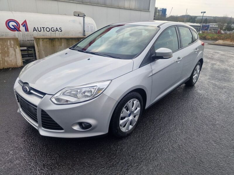 Grau Gebraucht 2013 Ford Focus Ambiente Limousine | 3.999 € (Guter Preis) - Bild 1/4