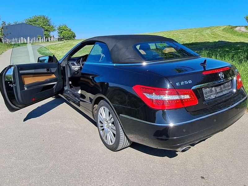 Schwarz Gebraucht 2011 Mercedes E250 Avantgarde Cabrio | 16.490 € (Etwas zu teuer) - Bild 1/4