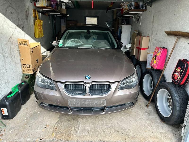 Braun Gebraucht 2004 BMW 520 Limousine | 9.800 € - Bild 1/4
