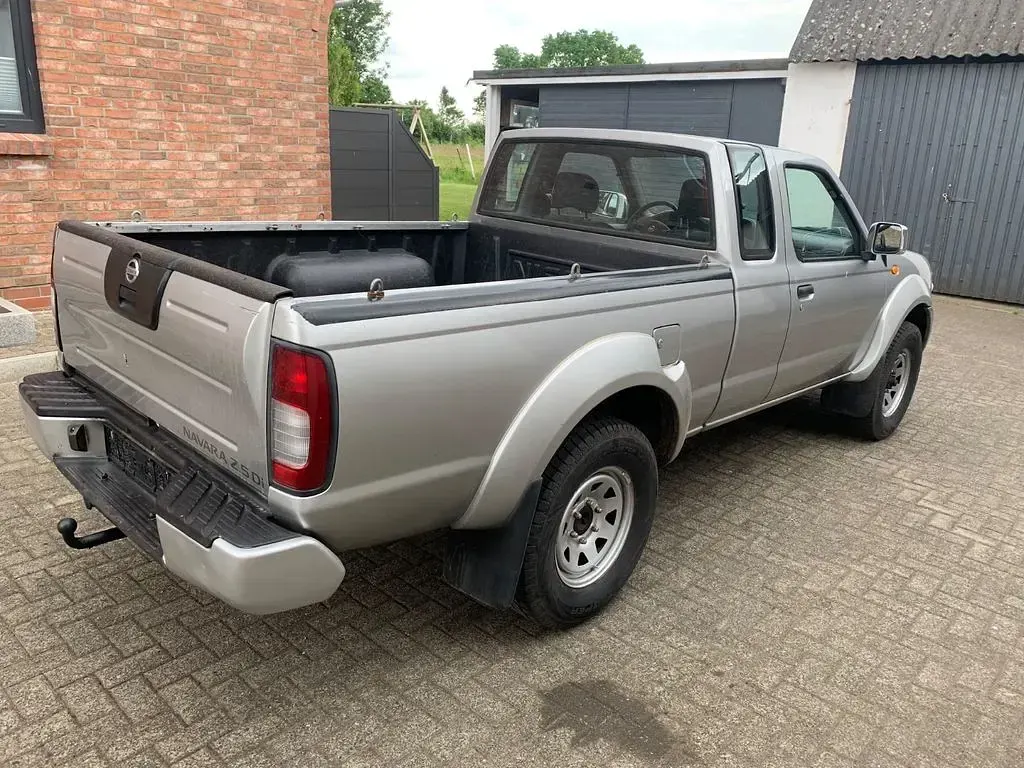Gebraucht Nissan Navara 133 PS (97 kW) 2003 Silber Pickup