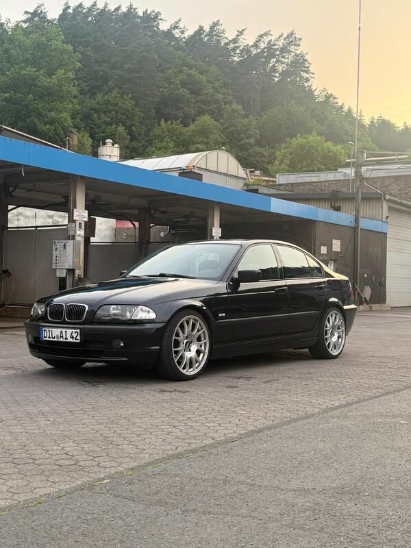Schwarz Gebraucht 2001 BMW 325 Limousine | 3.500 € (Fairer Preis) - Bild 1/4