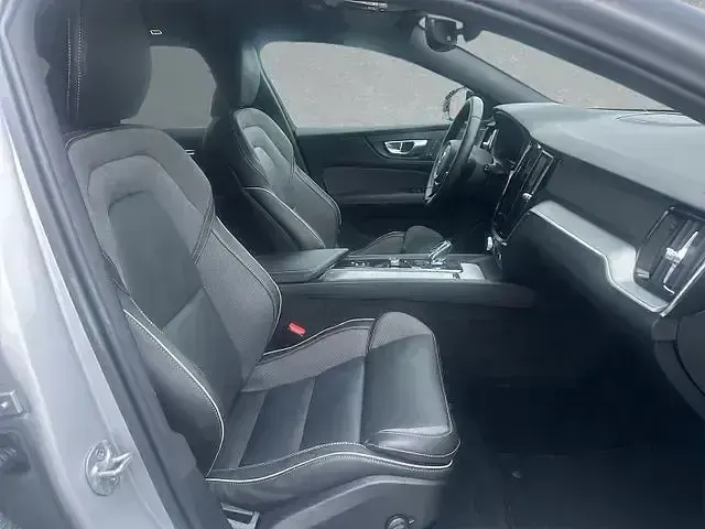 Używany Volvo V60 Plus 197 KM (144 kW) 2025 Srebrny Kombi