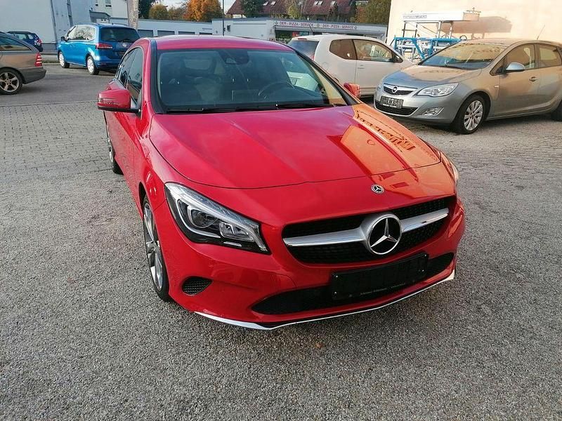 Rot Gebraucht 2019 Mercedes CLA180 Shooting Brake Urban Kombi | 18.950 € (Guter Preis) - Bild 1/4