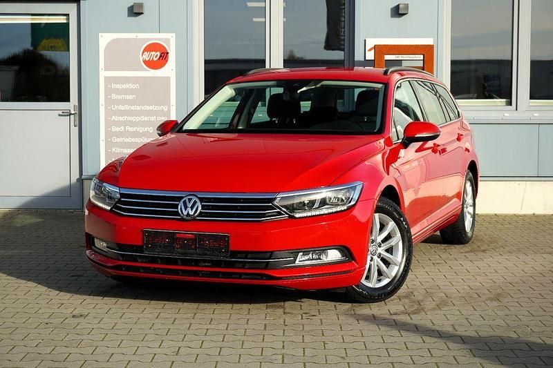 Gebraucht VW Passat Comfortline 120 PS (88 kW) 2018 Rot Kombi