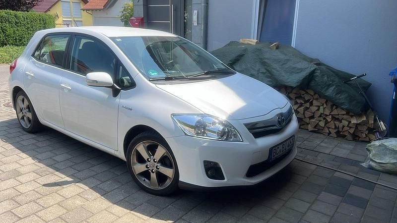 Weiß Gebraucht 2012 Toyota Auris Hybrid Kleinwagen | 6.900 € (Guter Preis) - Bild 1/4