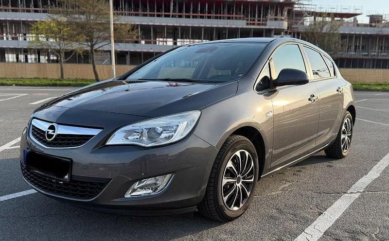 Gebraucht Opel Astra 140 PS (102 kW) 2011 Grau Limousine