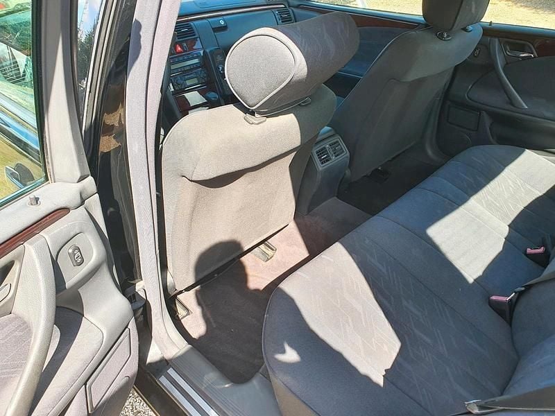 Gebraucht Mercedes E220 143 PS (105 kW) 2001 Limousine