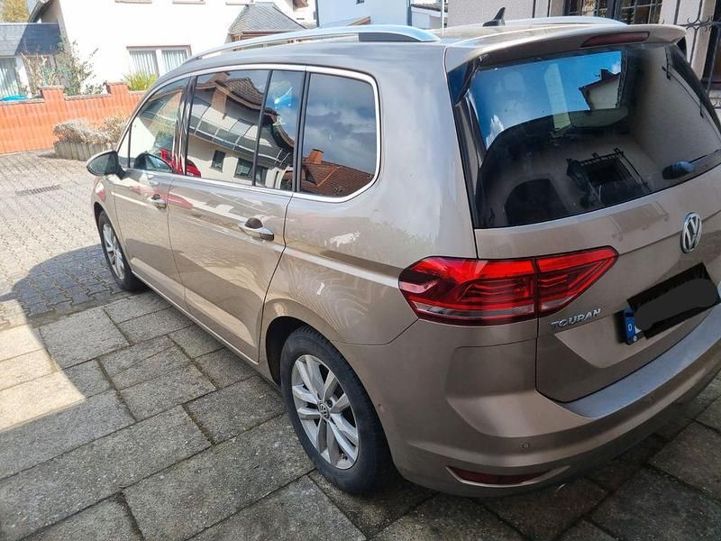 Gebraucht VW Touran Highline 190 PS (139 kW) 2017 Gold Van / Kleinbus