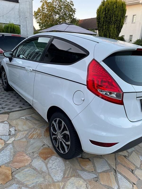 Gebraucht Ford Fiesta Trend 60 PS (44 kW) 2011 Weiß Kleinwagen