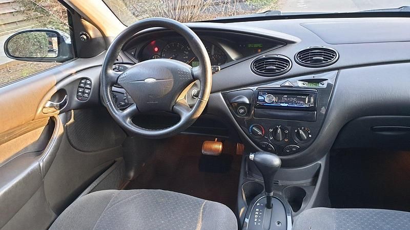 Gebraucht Ford Focus Ghia 101 PS (74 kW) 2002 Silber Kombi
