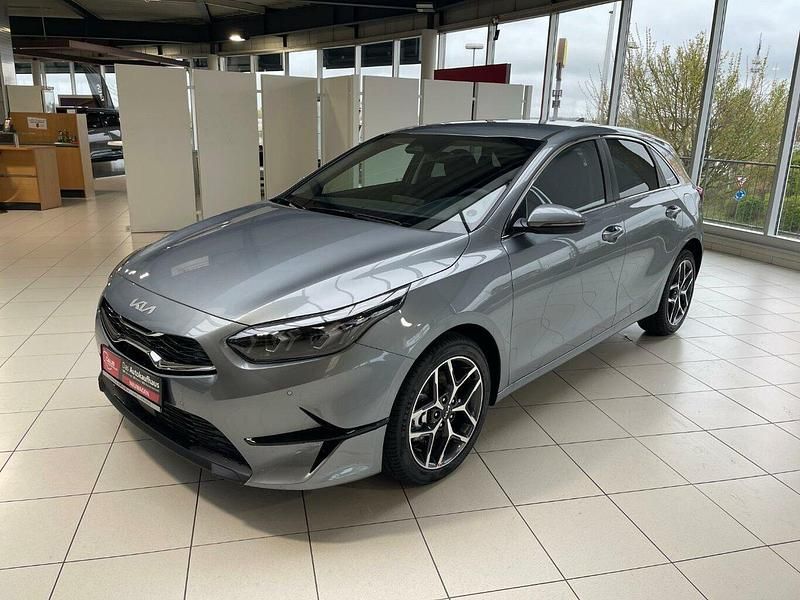 Lunarsilber Neu 2025 Kia Ceed 4 Limousine | 26.470 € (Fairer Preis) - Bild 1/4