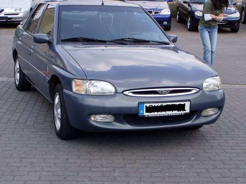 Grau Gebraucht 1996 Ford Escort Ghia Limousine | 2.000 € (Fairer Preis) - Bild 1/4