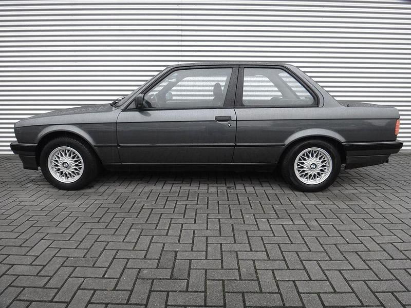 Schwarz Gebraucht 1989 BMW 316 Limousine | 12.500 € - Bild 1/4