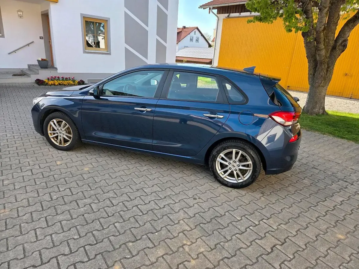 Gebraucht Hyundai i30 Trend 136 PS (100 kW) 2017 Blau Limousine