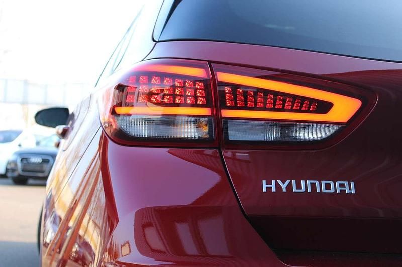 Gebraucht Hyundai i30 Advantage 101 PS (74 kW) 2024 Ultimate red / met Kleinwagen