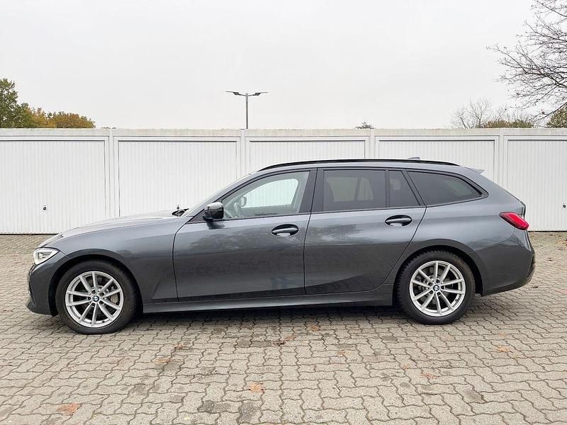 Grau Gebraucht 2019 BMW 330 Sport Line Kombi | 17.900 € (Guter Preis) - Bild 1/4