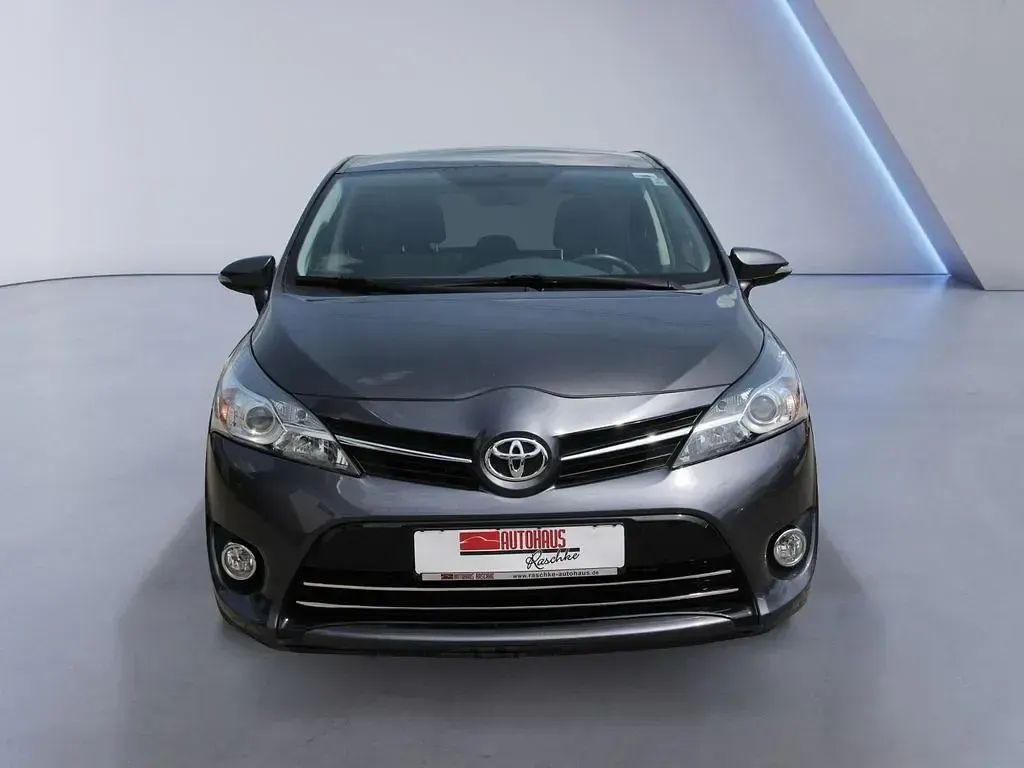 Gebraucht Toyota Verso Skyview Edition 111 PS (81 kW) 2015 Grau Van / Kleinbus