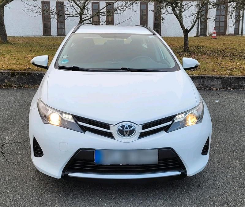 Gebraucht Toyota Auris 99 PS (72 kW) 2015 Weiß Limousine