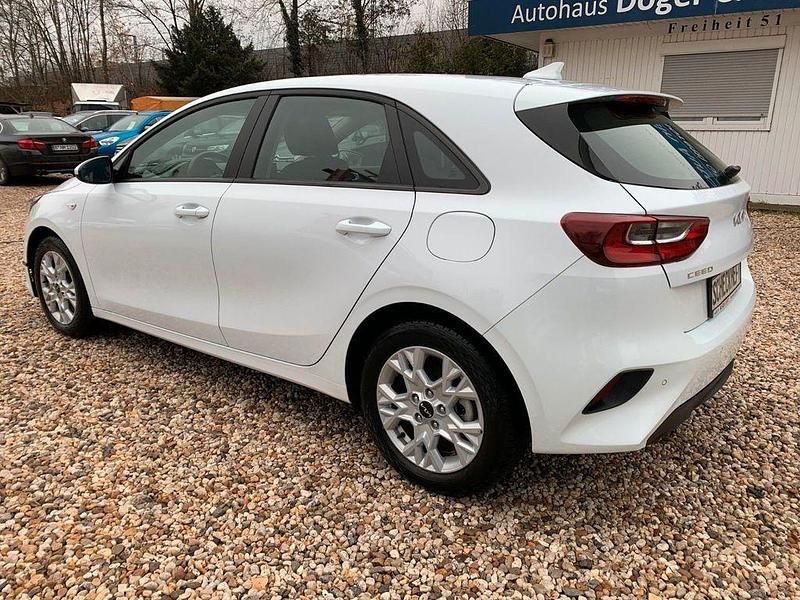 Gebraucht Kia Ceed 120 PS (88 kW) 2023 Weiß Kleinwagen