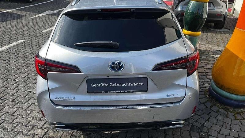 Gebraucht Toyota Corolla Hybrid 140 PS (102 kW) 2025 Shimmering silver metallic Kombi