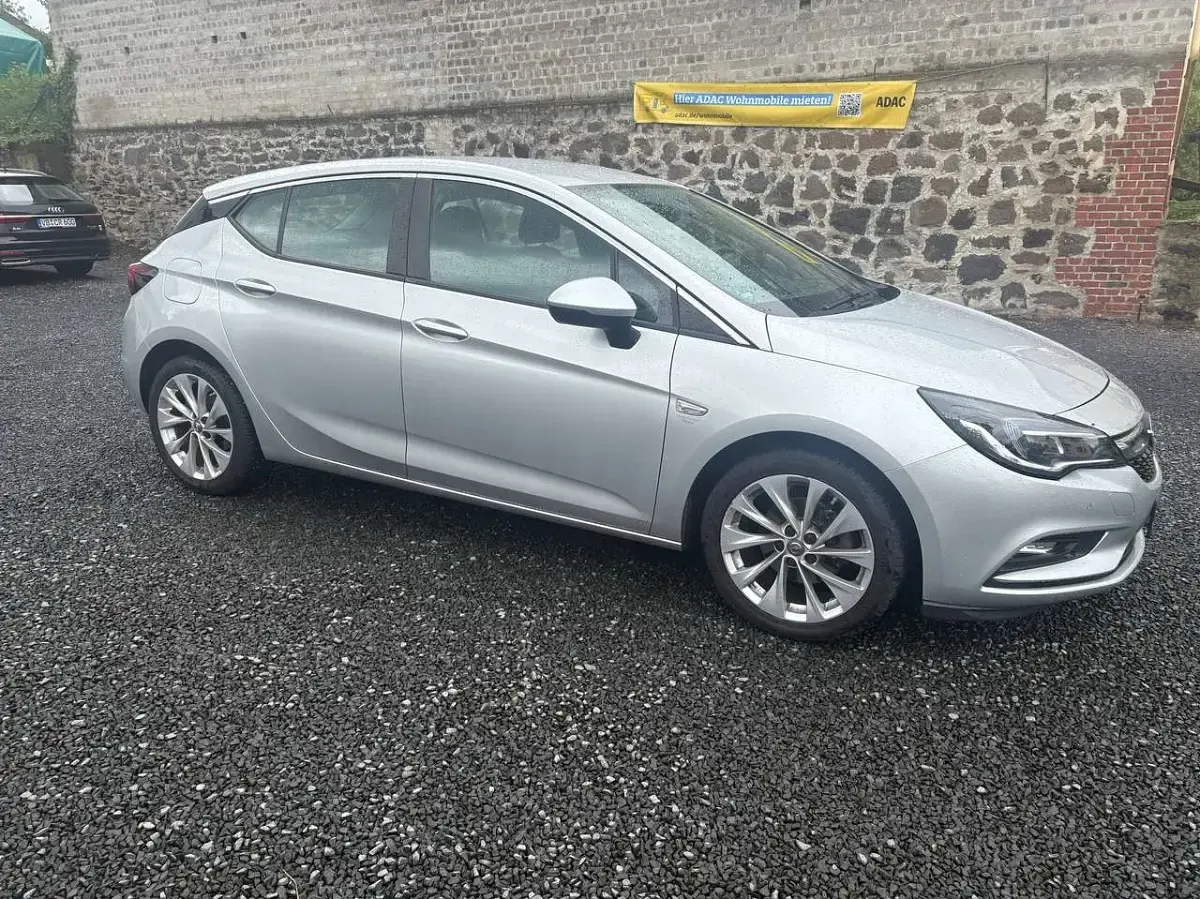 Gebraucht Opel Astra Edition 101 PS (74 kW) 2015 Silber metallic Kleinwagen