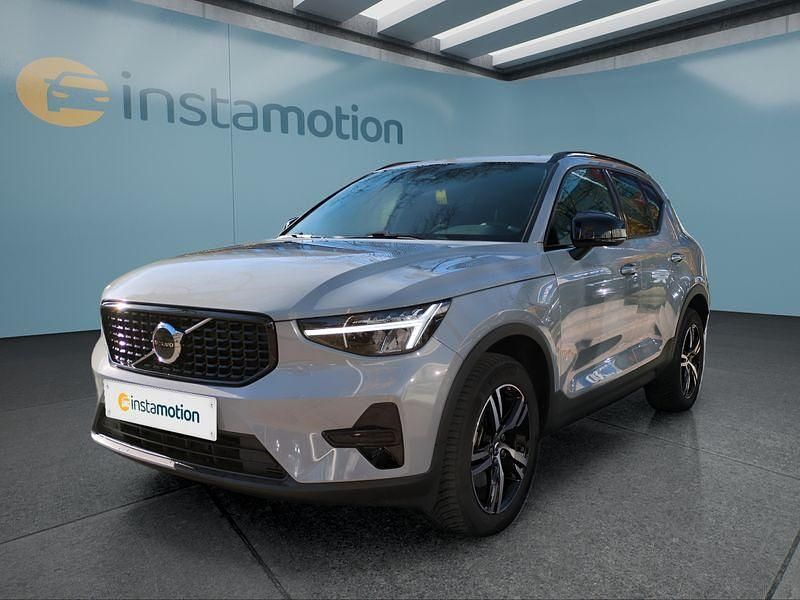 Grau Gebraucht 2023 Volvo XC40 Plus SUV | 33.799 € (Fairer Preis) - Bild 1/4