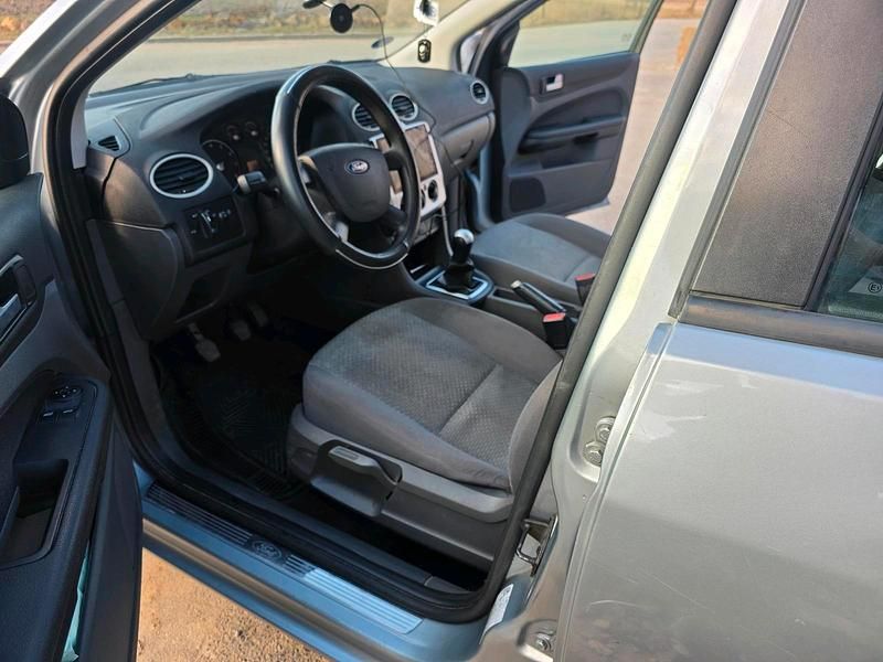 Gebraucht Ford Focus 100 PS (73 kW) 2005 Silber Limousine