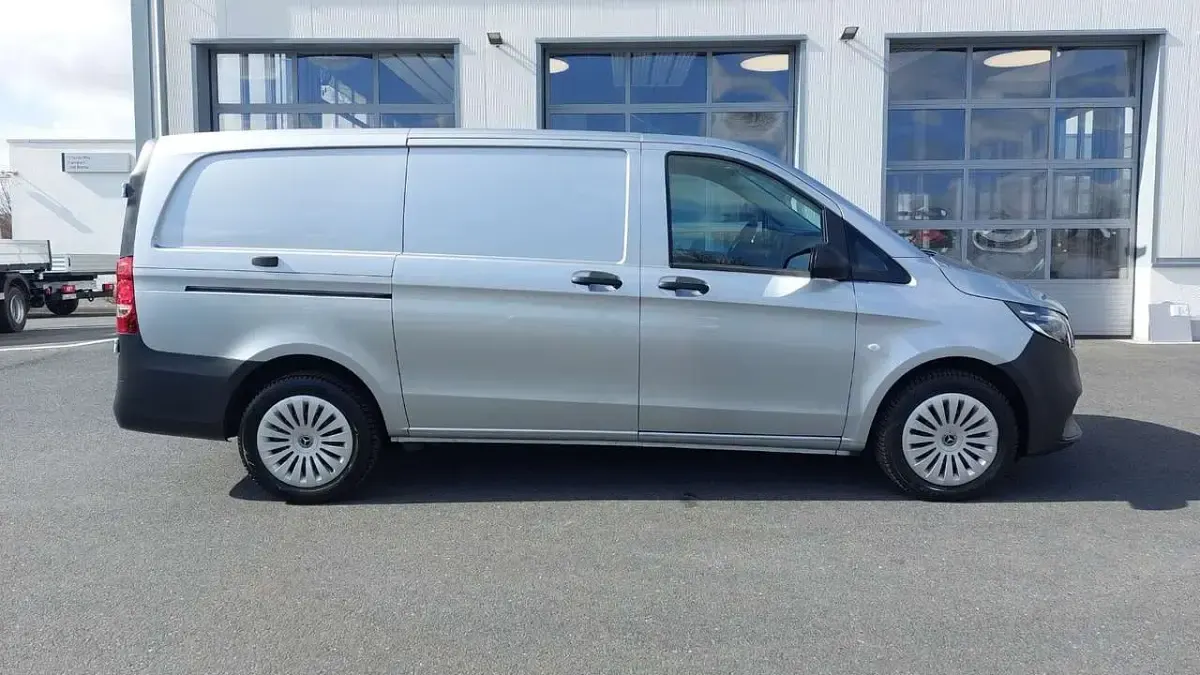 Gebraucht Mercedes Vito 163 PS (119 kW) 2024 Hightechsilber metallic Van