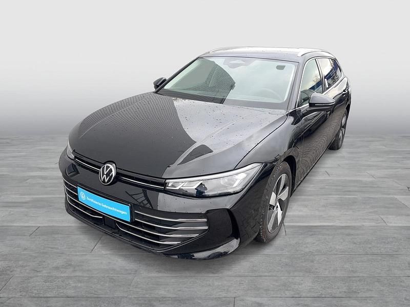 Grenadillschwarz metallic Gebraucht 2025 VW Passat Business Kombi | 36.777 € (Guter Preis) - Bild 1/3