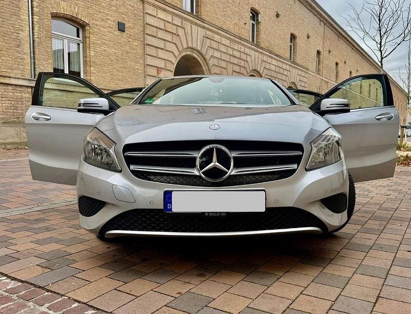 Silber Gebraucht 2015 Mercedes A180 Edition Limousine | 13.459 € (Fairer Preis) - Bild 1/4