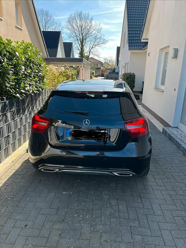 Gebraucht Mercedes A180 109 PS (80 kW) 2015 Schwarz Kleinwagen