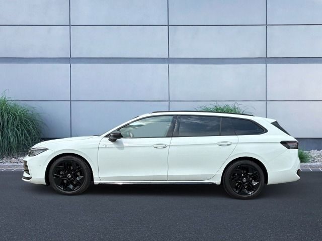 Gebraucht VW Passat R-line 150 PS (110 kW) 2024 Pure white Kombi