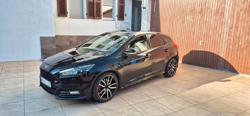 Schwarz Gebraucht 2015 Ford Focus ST Limousine | 10.700 € (Fairer Preis) - Bild 1/4